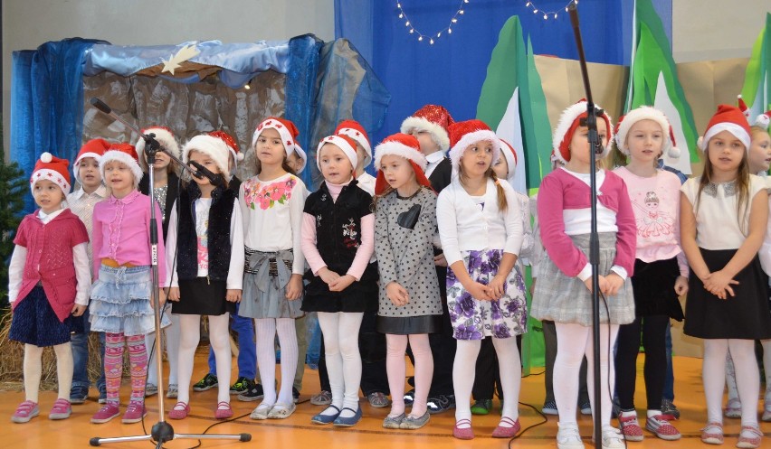 Pastorałki w SP 2 w Nowym Stawie. Wspólne świąteczne śpiewanie przedszkolaków i uczniów