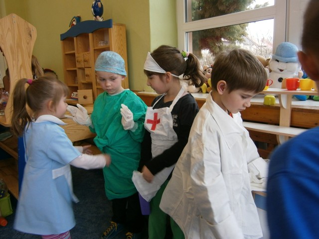 Zabawa w kąciku lekarskim. dzieci ubierają fartuszki, pełniom wyznaczone przez siebie role- lekarz, pielęgniarka , chirurg, farmaceuta