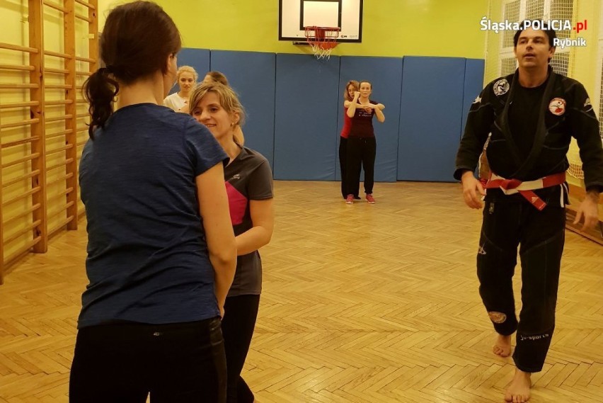 Samoobrona dla kobiet w Rybniku pod czujnym okiem policjanta i trenera kadry narodowej ju jitsu