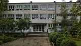 Uczniowie mokli na deszczu bo w SP 71 w Łodzi zepsuł się dzwonek albo...