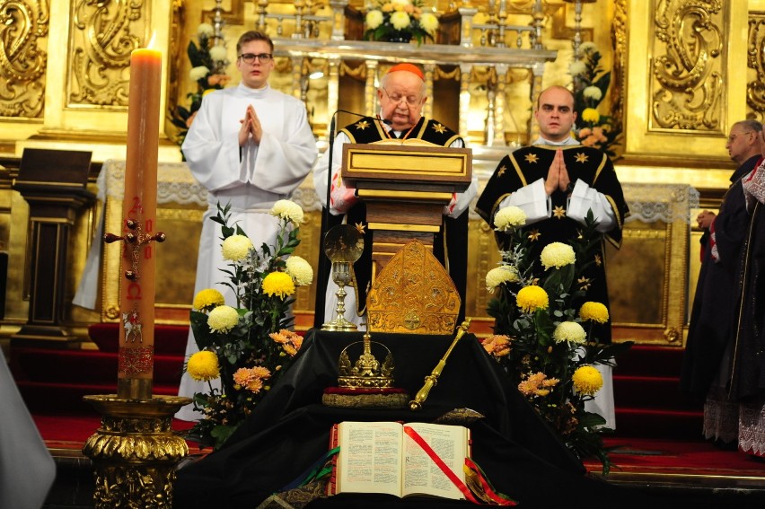 Dzień Zaduszny na Wawelu. Msza święta z procesją do grobów królewskich [ZDJĘCIA]