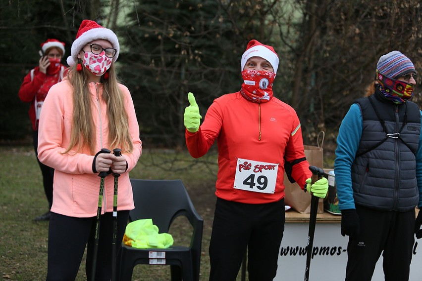 V Chrzanowski Cross Świętego Mikołaja. 65 osób wzięło udział w zawodach nordic walking [ZDJĘCIA]