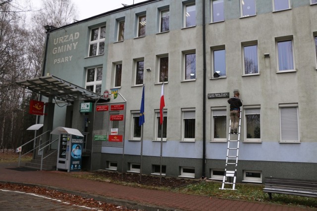 W Psarach pojawiła się stacja badania jakości powietrza. Wyniki możemy zobaczyć w internecie oraz na tablicy na budynku urzędu gminy Zobacz kolejne zdjęcia/plansze. Przesuwaj zdjęcia w prawo - naciśnij strzałkę lub przycisk NASTĘPNE