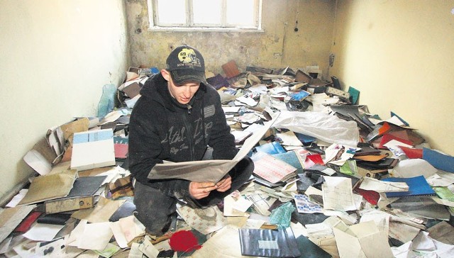 To, co jeszcze można znaleźć na terenie dawnych zakładów Mazovii , zaskakuje. Na zdjęciu dawna biblioteka, a w niej tony dokumentów