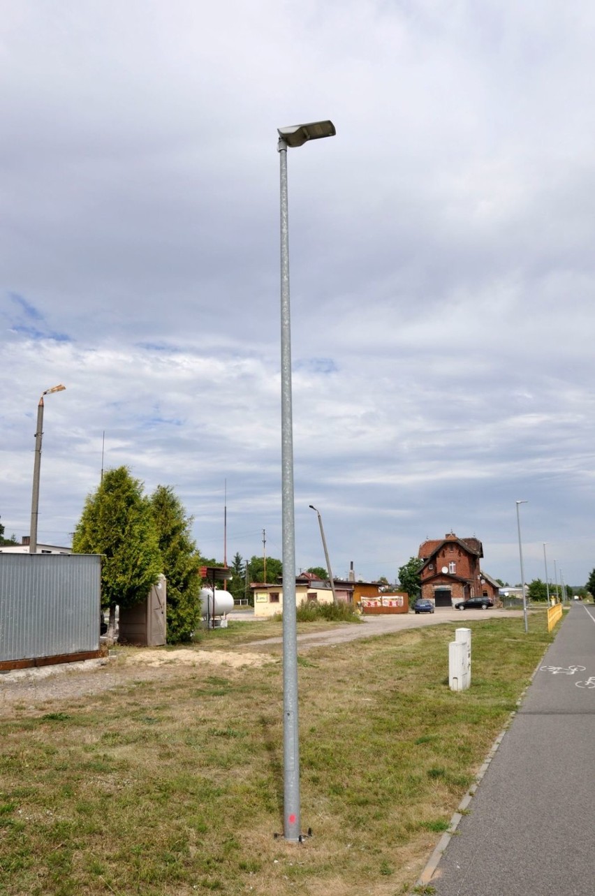 Nowe Miasto Lubawskie - Bratian. Wandale uszkodzili 21 lamp oświetlających ścieżkę rowerową w powiecie nowomiejskim. Zdjęcia