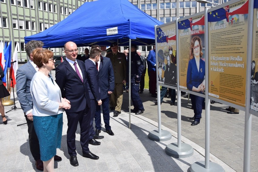W Kielcach otworzono wystawę "15 lat Polski w Unii Europejskiej" [ZDJĘCIA]