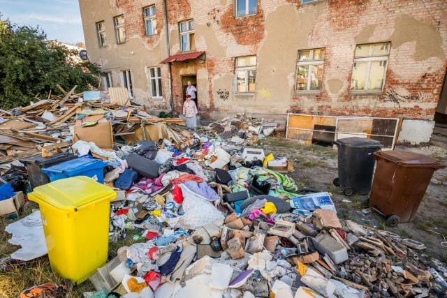 Obrazek z Bydgoszczy - tak od niedawna żyją mieszkańcy prywatnej kamienicy na Szwederowie. Zobaczcie więcej zdjęć na kolejnych slajdach naszej galerii.