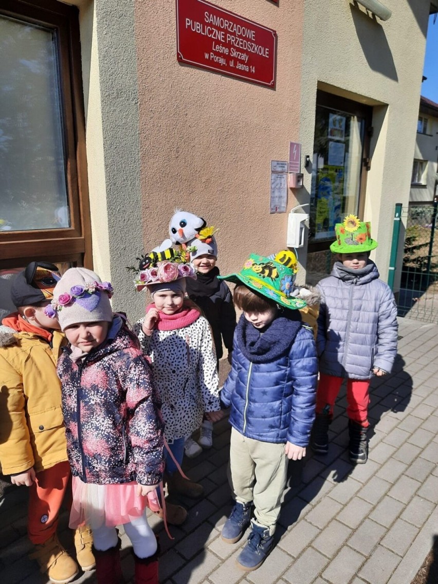 Przedszkolaki, w kapeluszach przeszły ulicami Poraju. Na powitanie wiosny ZDJĘCIA