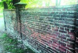 Kalisz: Towarzystwo Opieki nad Zabytkami zaniepokojone zniknięciem muru i kamiennych dekororacji