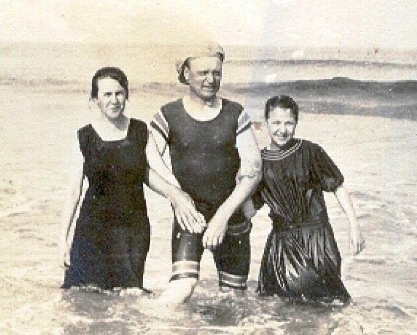 Kobiece i męskie kostiumy kąpielowe ok. roku 1915