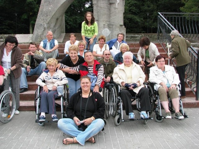 Bogdanowicz w otoczeniu beneficjentów ośrodka