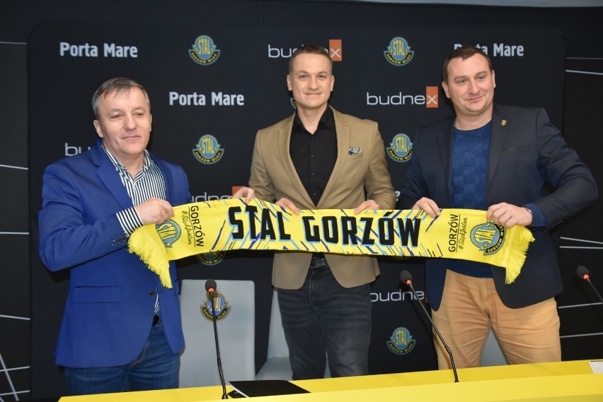 Od lewej: prezes UKS Nukleon Marek Zatylny, trener Budnex...