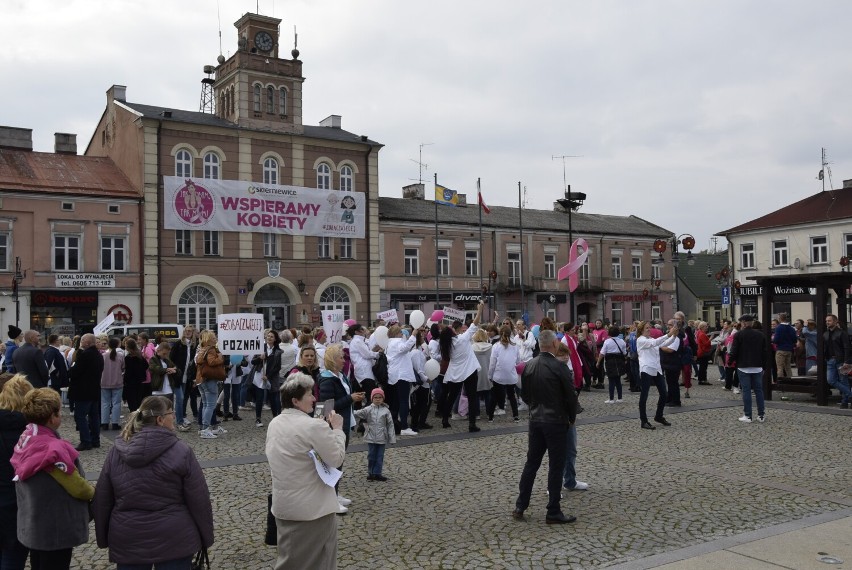 Pochód walczących z nowotworami kobiet przeszedł ulicami Skierniewic