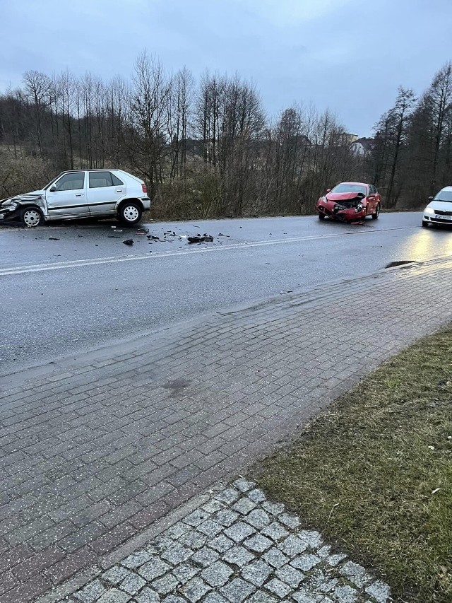 Zderzenie 4 samochodów osobowych, szczęśliwie nikt nie ucierpiał.