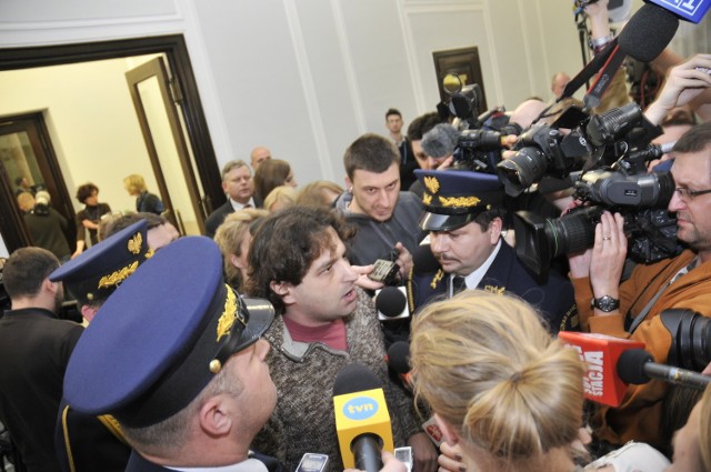 Którzy zakłócając przemówienie Premiera szybko wzbudzili zainteresowanie Straży Marszałkowskiej i dziennikarzy