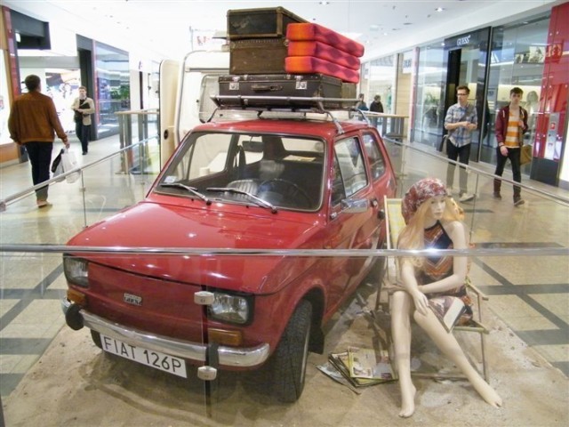 Fiat 126p z 1978 r. Zwany r&oacute;wnież Maluchem, Małym Fiatem lub pogardliwie kaszlakiem. Jednak to jeden z największych przeboj&oacute;w Polski Ludowej. Fot. Łukasz Mic