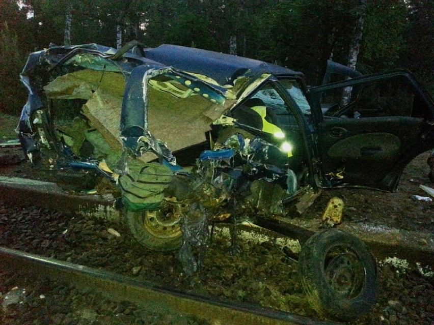 Pociąg zniszczył auto 62-letniego kierowcy