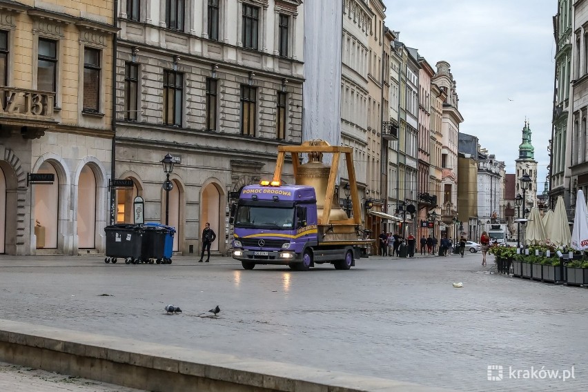 Kraków. Na Rynku Głównym obok pomnika Mickiewicza stanęła styropianowa replika dzwonu Zygmunt [ZDJĘCIA]
