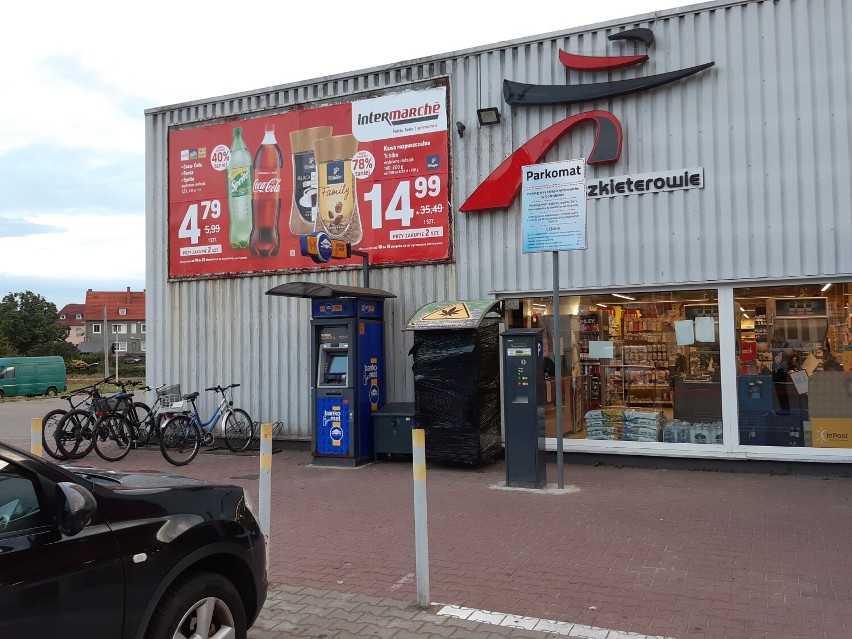 Parkomat przed dyskontem Intermarche w Goleniowie