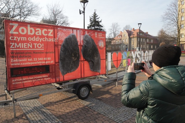 Mobilne płuca w Mysłowicach po dwóch tygodniach stały się całkowicie czarne. We wtorek 15 marca odbył się finał akcji 

Zobacz kolejne zdjęcia/plansze. Przesuwaj zdjęcia w prawo - naciśnij strzałkę lub przycisk NASTĘPNE