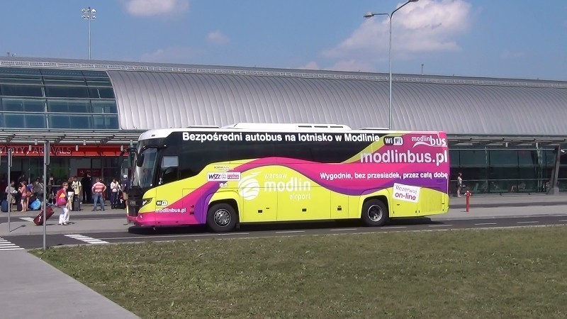 Autobusy do Modlina już oznakowane. Łatwiejszy dojazd na lotnisko