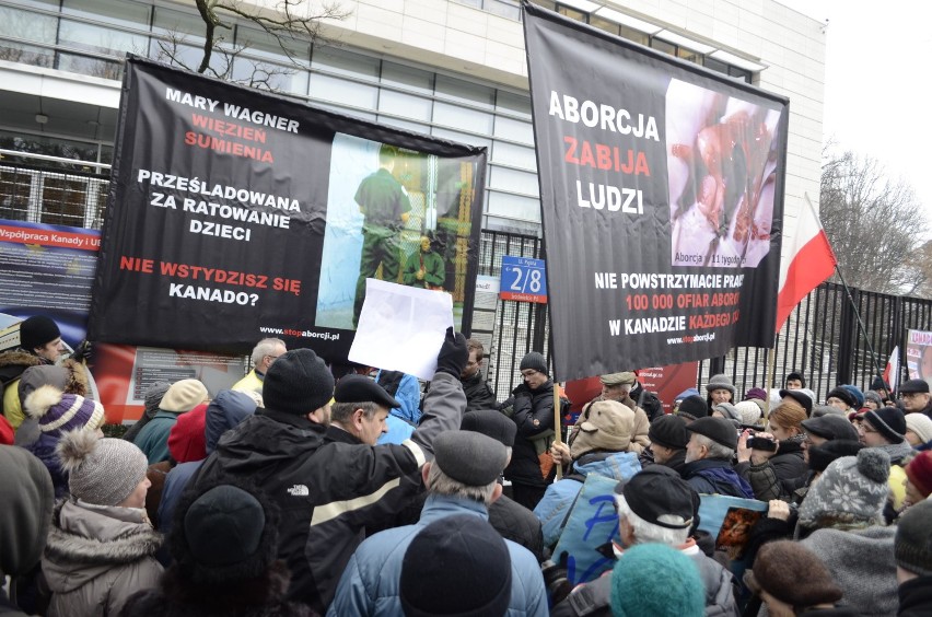 Protest pod Ambasadą Kanady