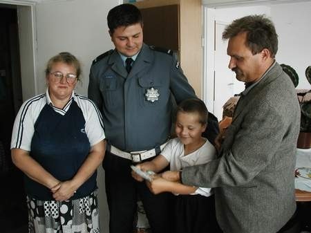 Poszkodowanemu w wypadku drogowym Irkowi Brylowskiemu z Somonina pieniądze przekazał Włodzimierz Roznerski z Fundacji Bezpieczni w Ruchu Drogowym.