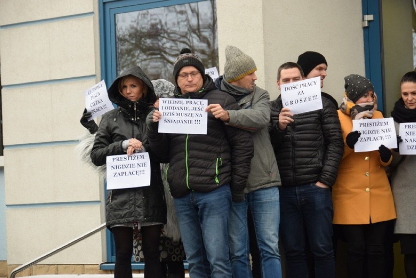 Pikieta przed tarnowską prokuraturą. Pracownicy chcą 1000 zł podwyżki