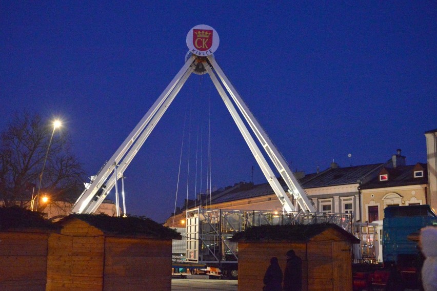 Gigantyczna karuzela - diabelski młyn już na rynku w Kielcach. Trwa składanie (ZDJĘCIA)