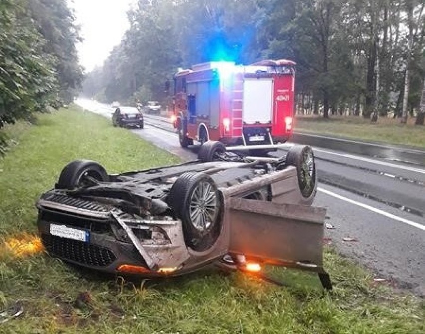 Dachowanie w Kierzkowicach. Samochód sam "wezwał" pomoc