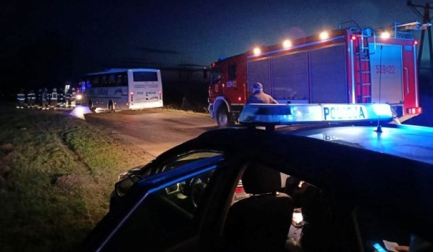 Passat uderzył w autobus, a BMW w barierę. Sztumska policja ostrzega: jest ślisko! ZDJĘCIA
