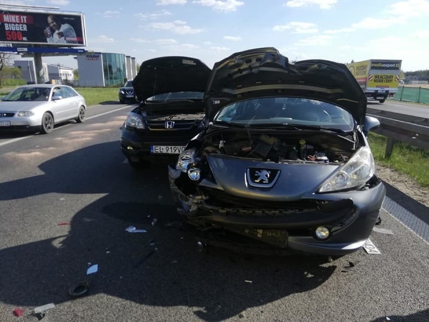 Wypadek pod Łodzią. Zderzyło się aż 6 samochodów. 2 osoby zostały ranne w wypadku na drodze krajowej w Rzgowie ZDJĘCIA