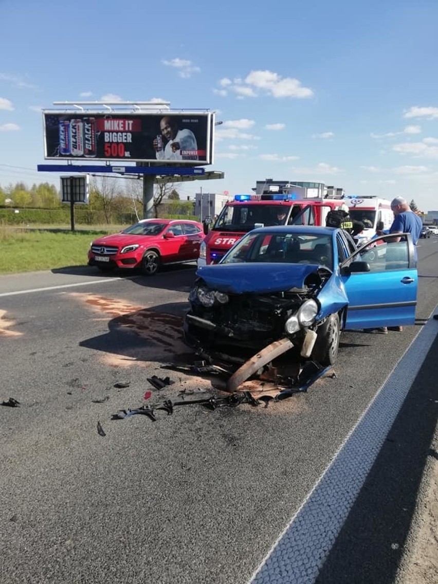 Wypadek pod Łodzią. Zderzyło się aż 6 samochodów. 2 osoby zostały ranne w wypadku na drodze krajowej w Rzgowie ZDJĘCIA