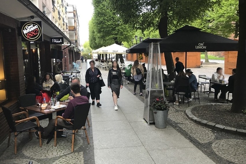 Od soboty w Słupsku zapełniają się ogródki gastronomiczne.