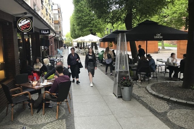 Od soboty w Słupsku zapełniają się ogródki gastronomiczne.