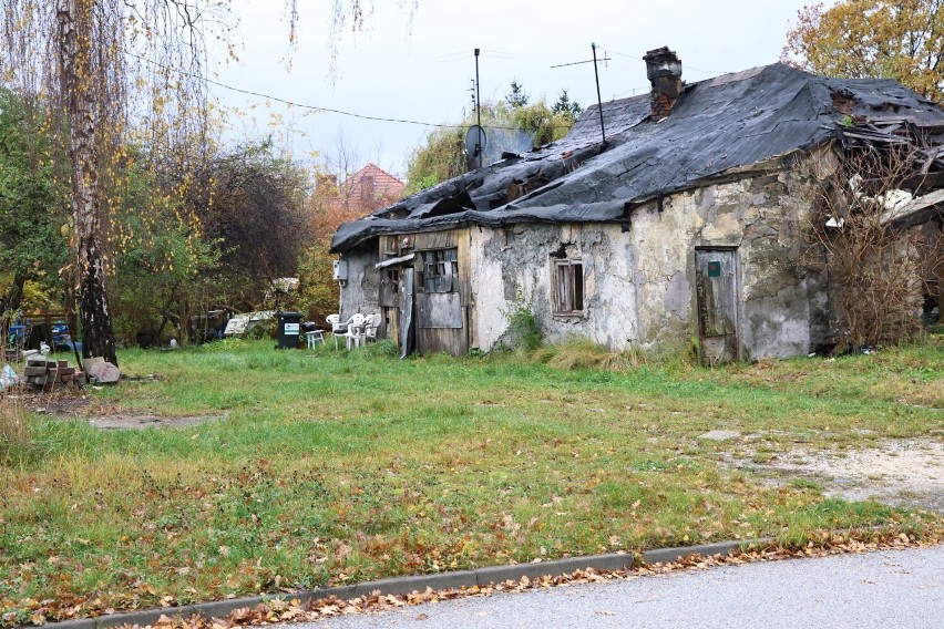 Kobieta mieszka w ruderze między pięknym domami w Kielcach. Sąsiedzi boją się, że dojdzie do tragedii