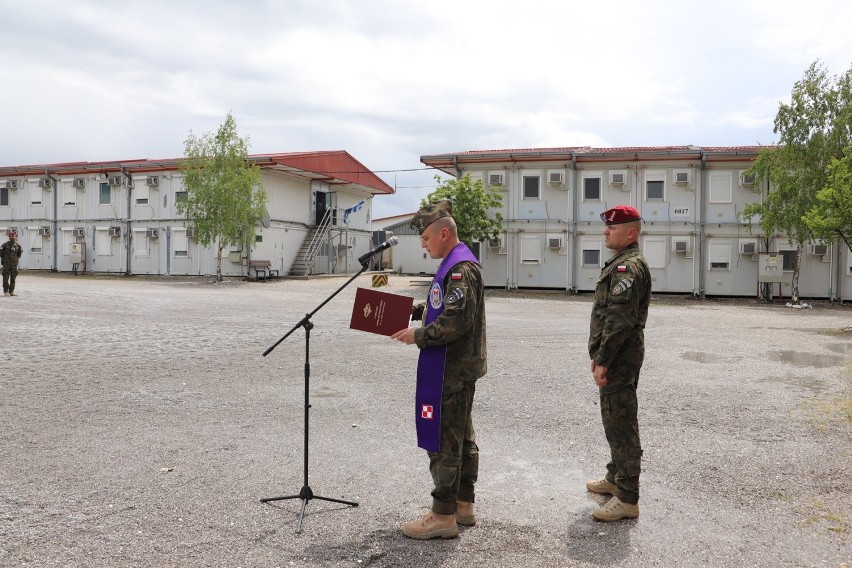 W Kosowie uczczono pamięć tragicznie zmarłego spadochroniarza z 25. Brygady Kawalerii Powietrznej w Tomaszowie