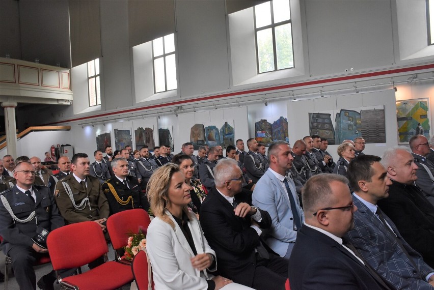 Święto Policji 2022 - podczas uroczystych obchodów na zamku w Człuchowie było miejsce na życzenia i awanse