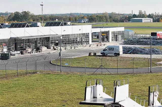 Na razie prace rozbiórkowe są prowadzone w środku gmachu. Stalowa zewnętrzna konstrukcja zostanie zdemontowana na końcu.