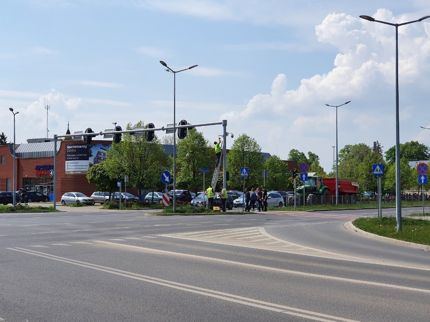 Nowe kamery wzdłuż Alei Jana Pawła II w Lesznie. Właśnie trwa ich montaż ZDJĘCIA