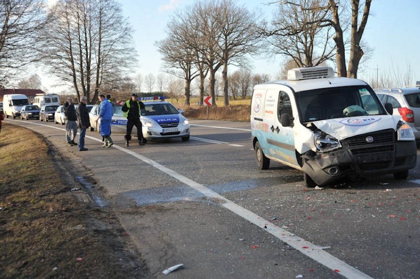 Kolizja trzech aut w Zimowiskach na drodze krajowej nr 21 Słupsk - Ustka - FOTO