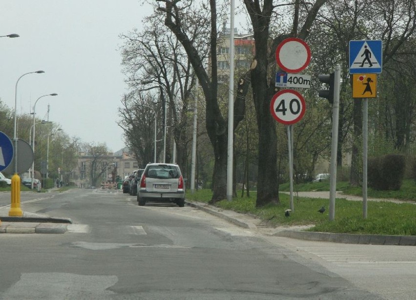 Kolejny znak stoi tuż przed ślepą ulicą. Informuje o tym, że...