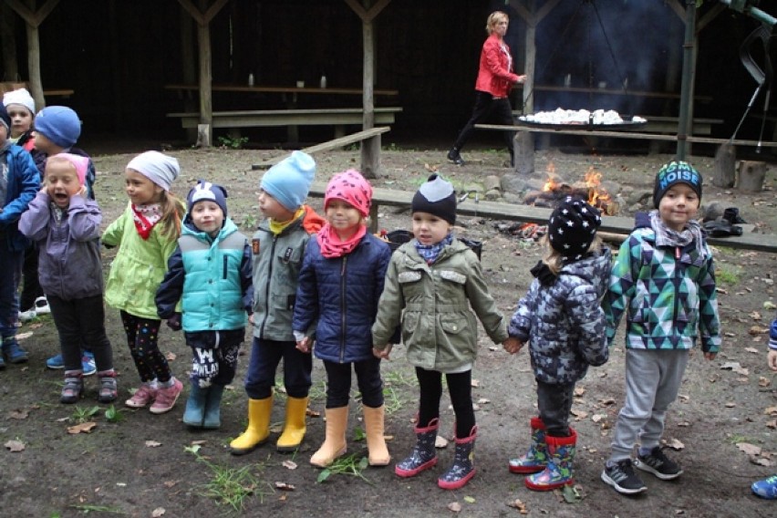 Dzieci przywitały jesień w Podaninie. Szukały leśnych darów
