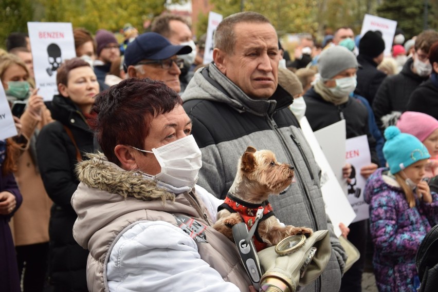 Blisko pół tysiąca osób protestowało w Kędzierzynie-Koźlu. Mieszkańcy sprzeciwiali się emisji benzenu do atmosfery [WIDEO, ZDJĘCIA]