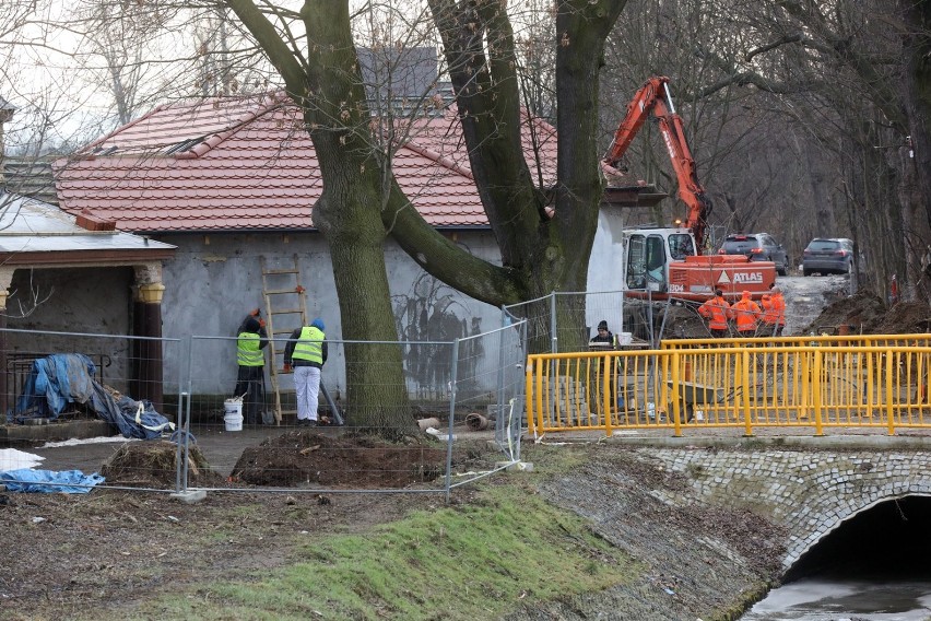 Budowa basenów w Legnicy, trwa montaż konstrukcji pod zjeżdżalnie wodne