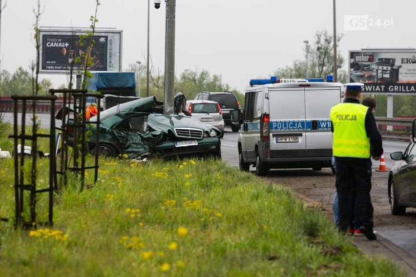 Śmiertelny wypadek na Basenie Górniczym w Szczecinie. Zmarł kierowca mercedesa [ZDJĘCIA]