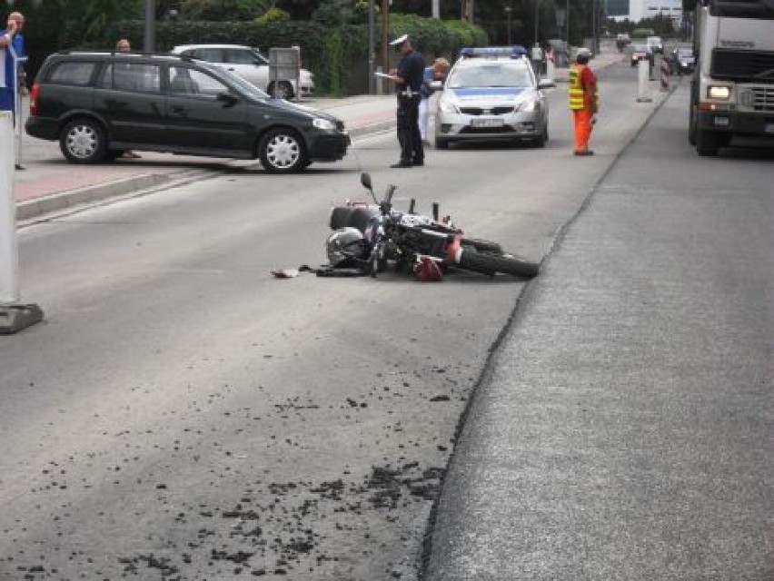 Wypadek motocyklisty w Lędzinach [ZDJĘCIA]