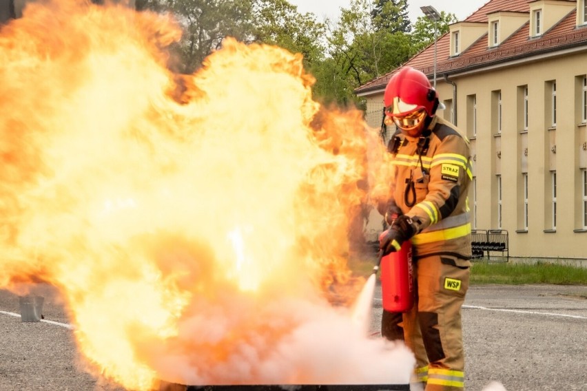 Ćwiczenia przeciwpożarowe w koszarach przy ul. Żarskiej