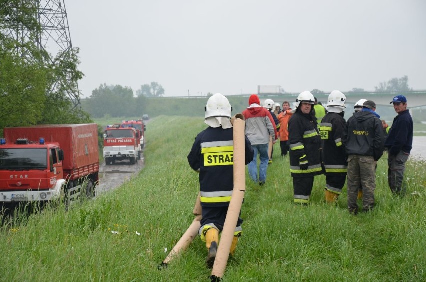 Strażacy umocnili wał w Bukowie