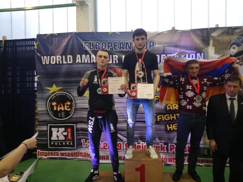 Zduńskowolanin został mistrzem Europy sztuk walki. Inni zawodnicy Łaskiego Bractwa Thratlonu Sztuk Walki na podium
